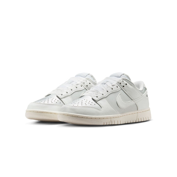 Wmns Dunk Low Next Nature Metallic Platinum - profile