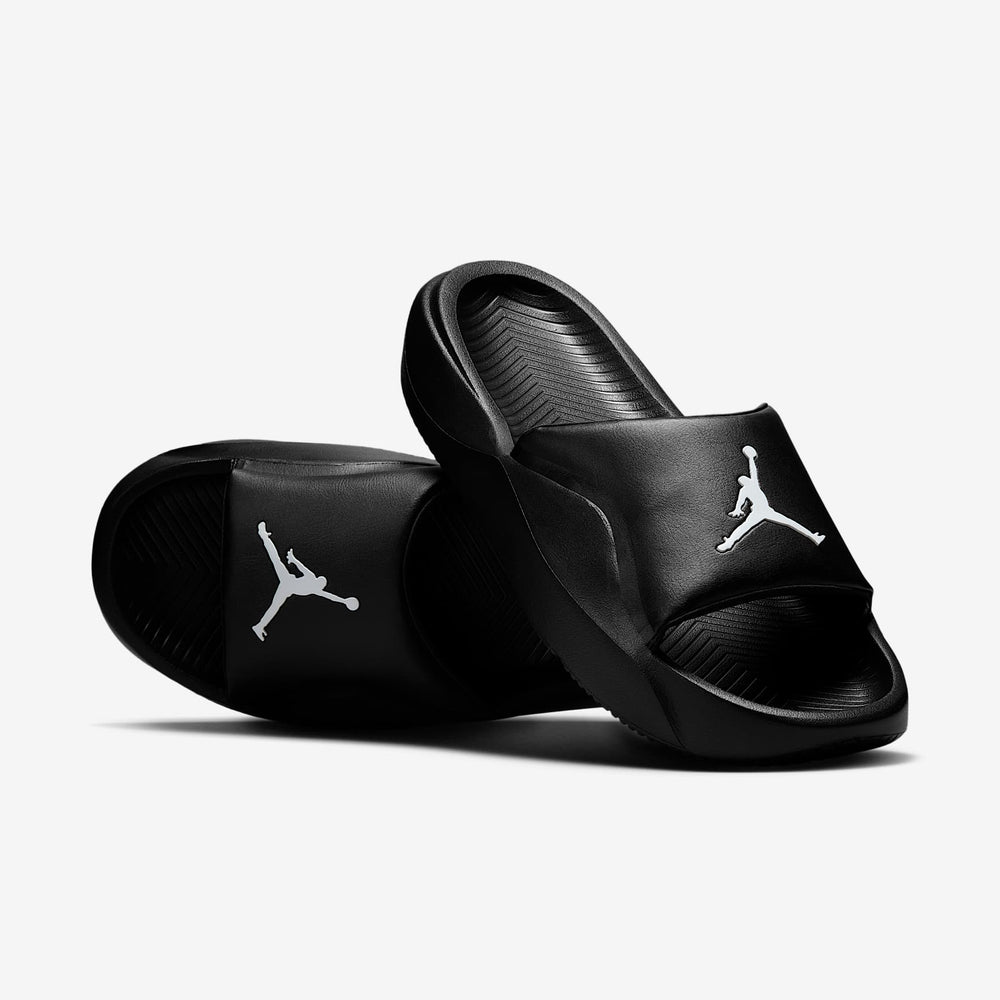 Jordan Franchise Slides Black/White HF3263-001 pair three-quarter view